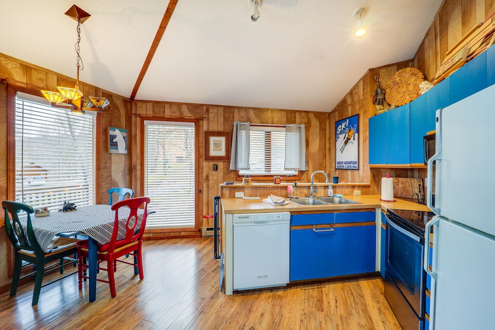 Charming Home < 1 Mi to Beech Mountain Ski Resort view 4