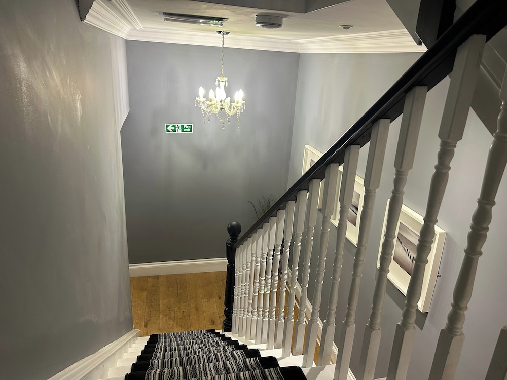 Central Apartment - Sleeps 6 & Near Station
