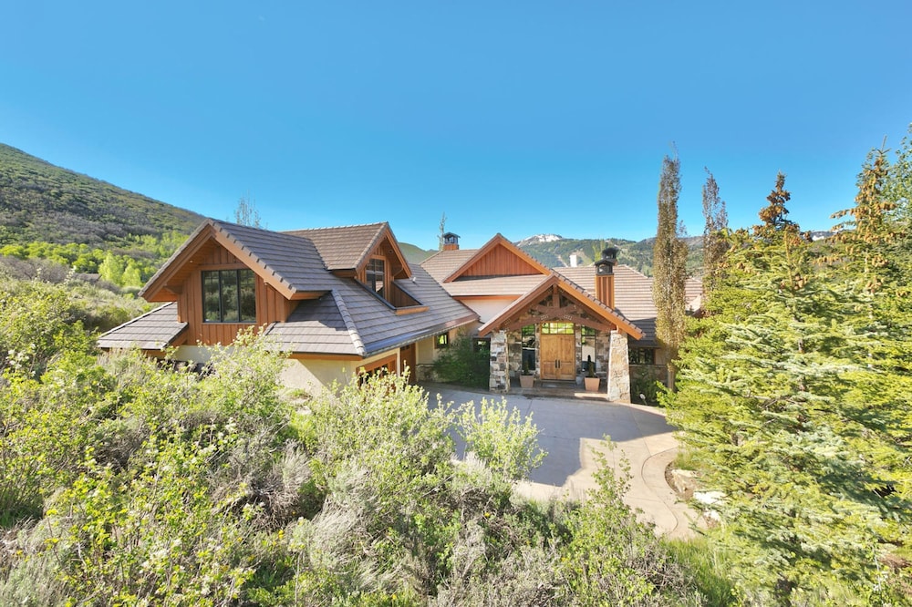 Telemark Luxury Retreat by Avantstay Stunning Views w Hot Tub Theatre Room and Pool Table