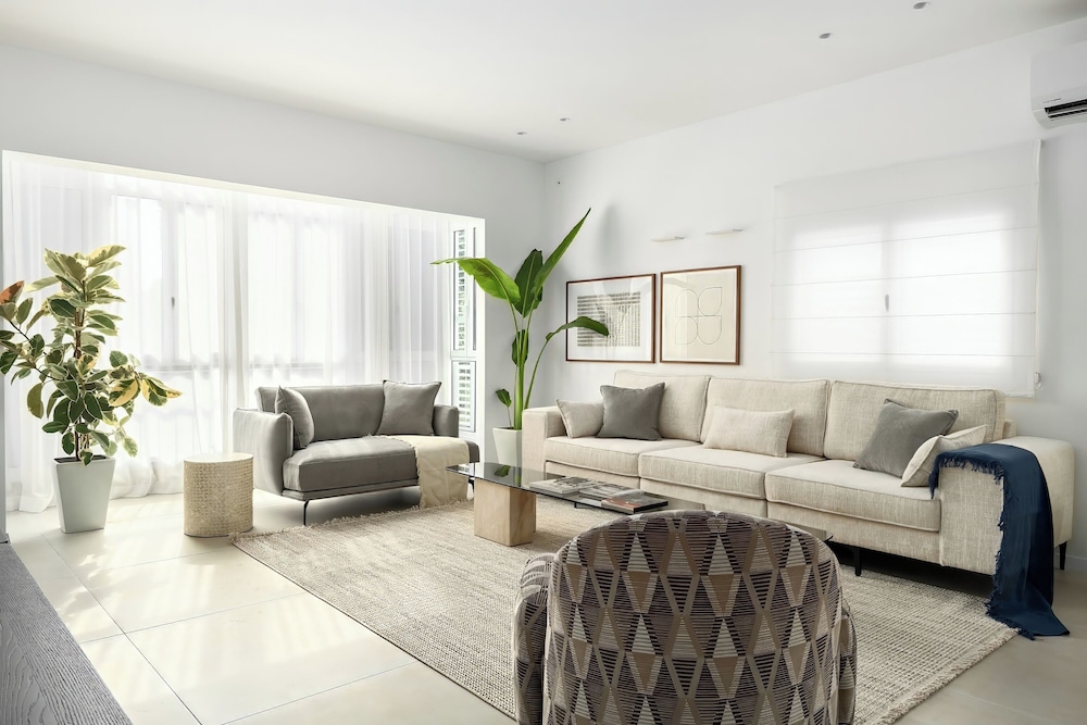 Central & Bright Getaway by Sea N' Rent