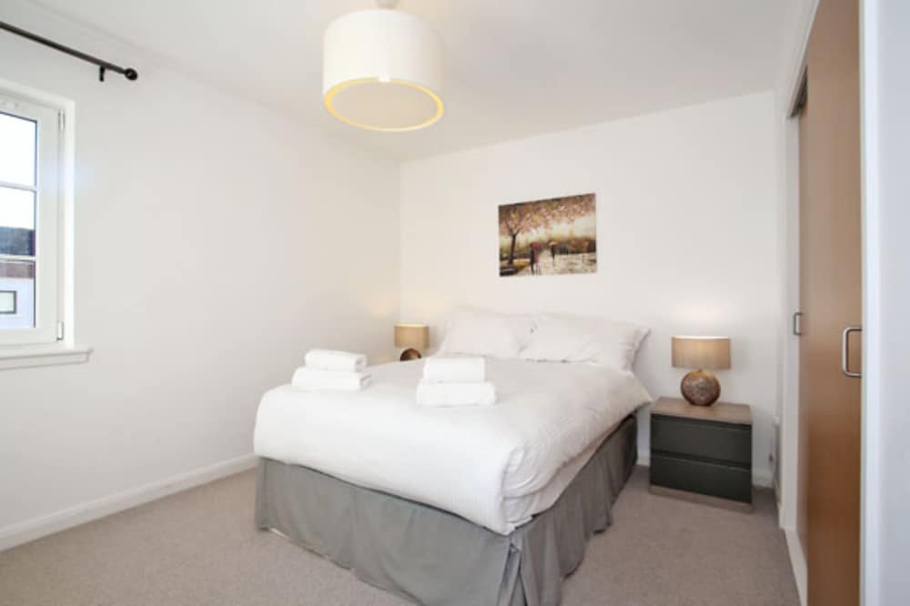 Bright 3 bed Inverurie Home Near Ury Riverside Park view 4