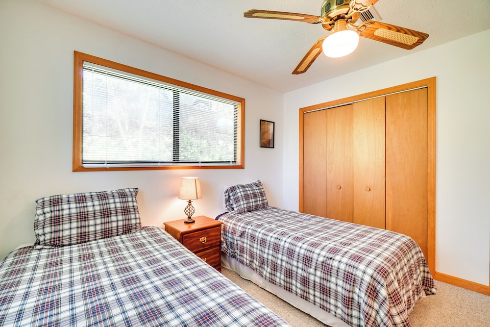 Hiwassee Lake Access: Pet-friendly Cabin w/ Views!