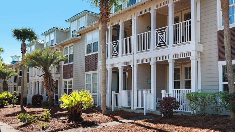 3br/2ba, Sleeps 6, BBQ Grill, Pool, Beach Access + Free Attraction Tickets!