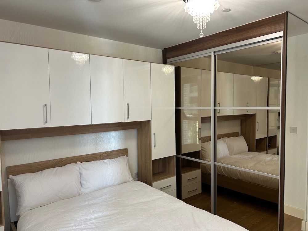 1-bed Apt, Sleeps 4, Central To Shops & Transport