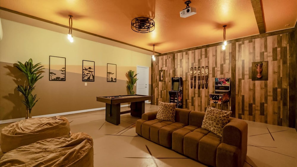 Upstay Family Home w Cinema Pool BBQ Clermont