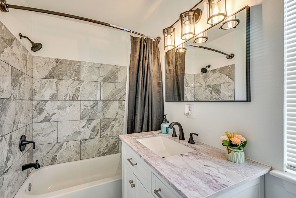 Townhome 1 Mi to Colt Park & Industrial District!