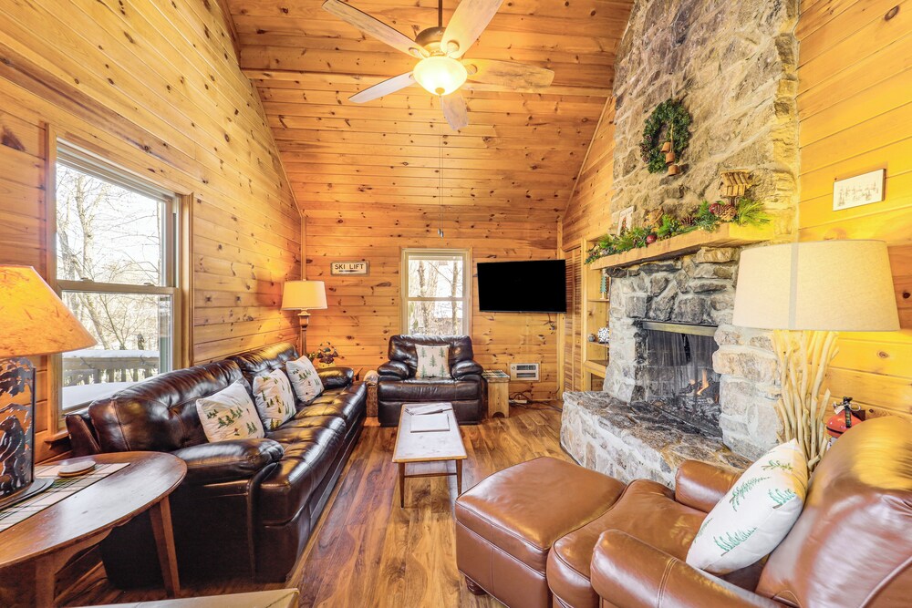 2 Mi to Skiing: Blue Ridge Mtn Cabin w/ Hot Tub!