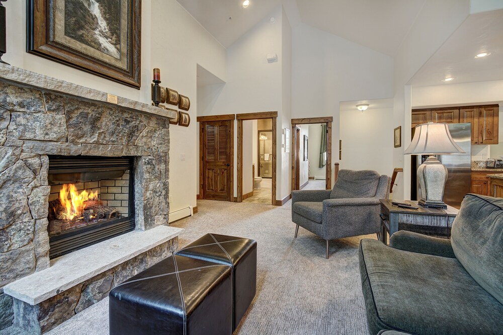 Spacious Upstairs Townhome With Private Garage 2 Bedroom Condo