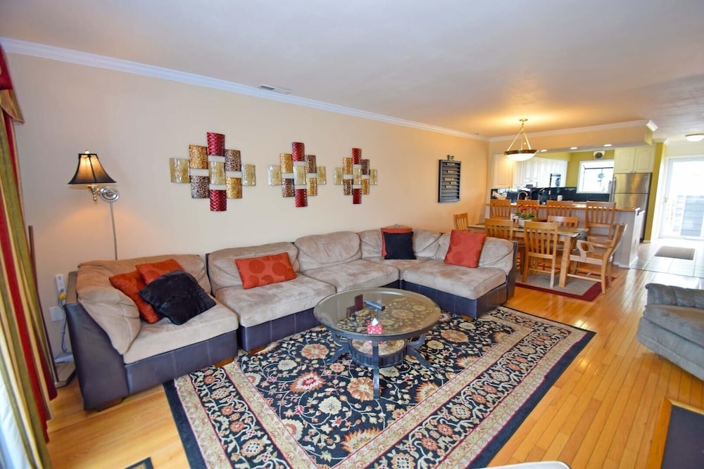 Harbour Island 46G 2 Br townhouse by RedAwning