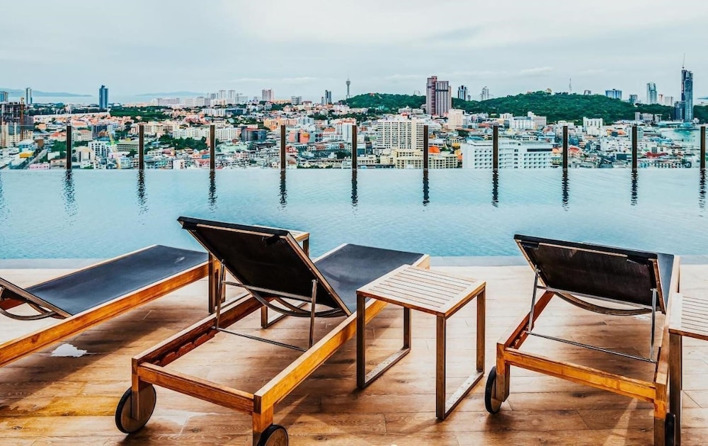 Central Pattaya Condo High Floor With A View