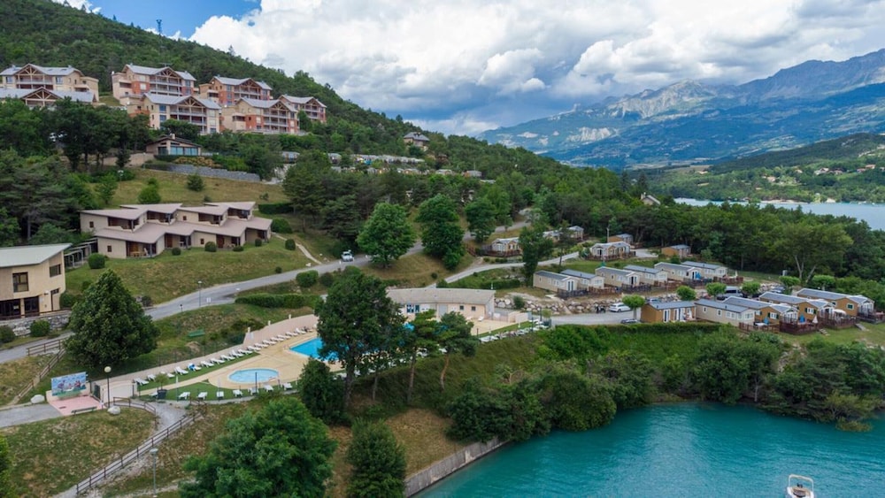 Apartment on Lake Serre-poncon With Pool