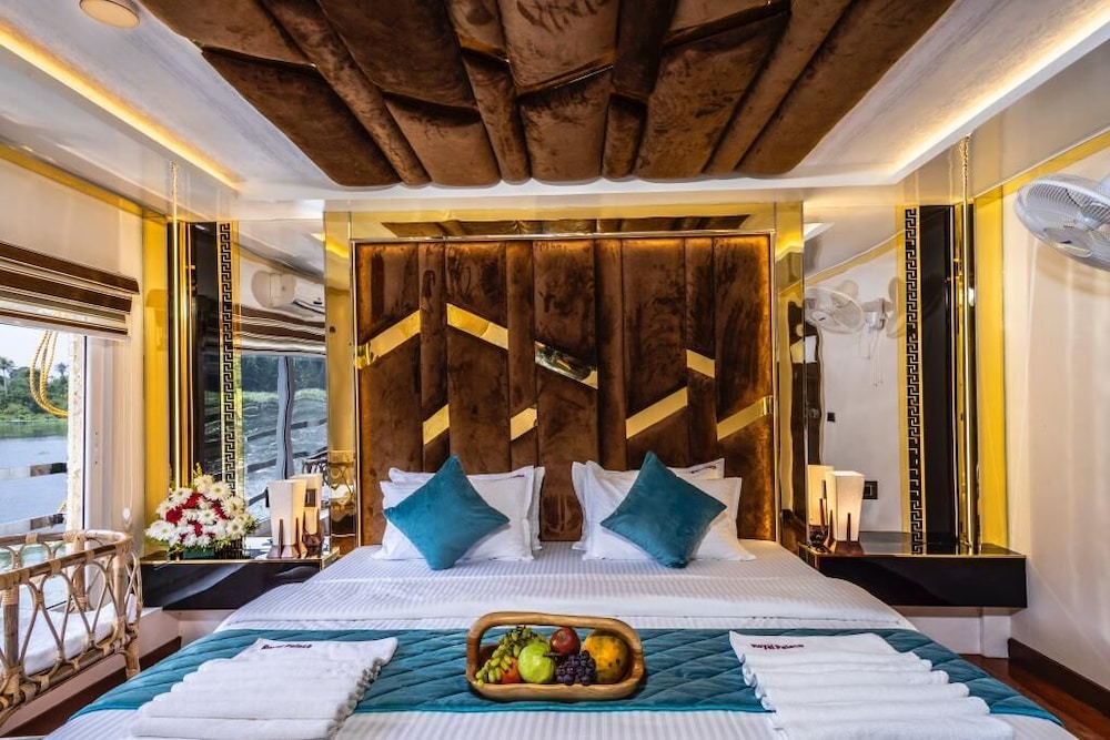 Luxury Houseboat view 4