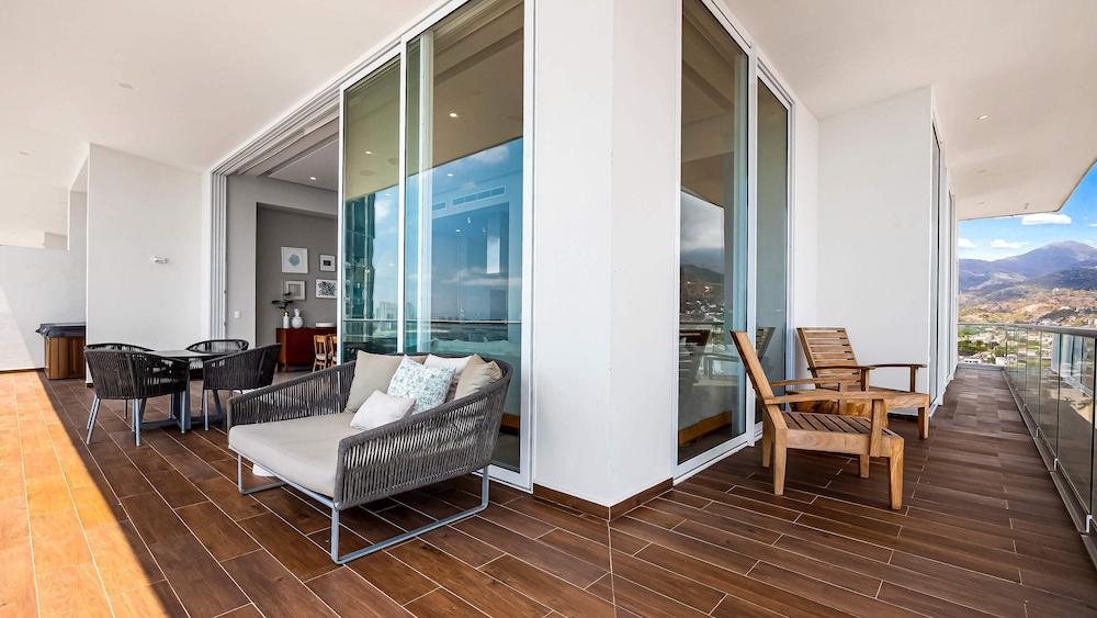 Panoramic Hot Tub Oceanview Penthouse