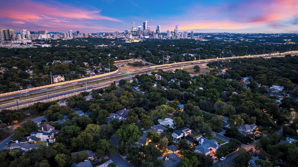 Modern Austin Home w/ Pool, Putting Green & Coffee Nook Townes Retreat by Avantstay