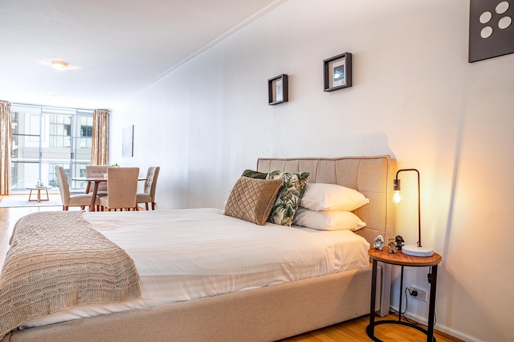 Stylish Studio With Pool & Gym in Heart of Sydney