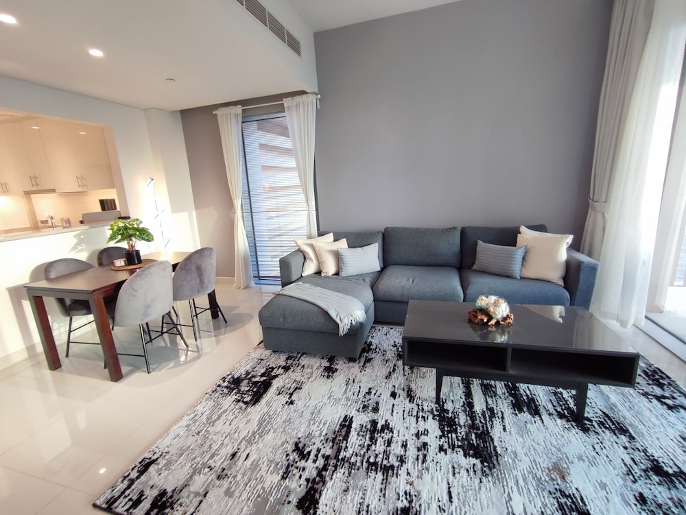SuperHost - Chic Apartment With Balcony Close to Burj Khalifa
