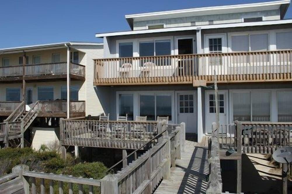 Westside- 3 Bedroom Home by RedAwning