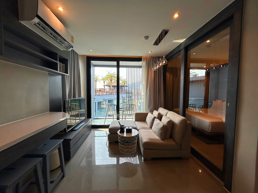 1BR with Rooftop Pool & Gym C191