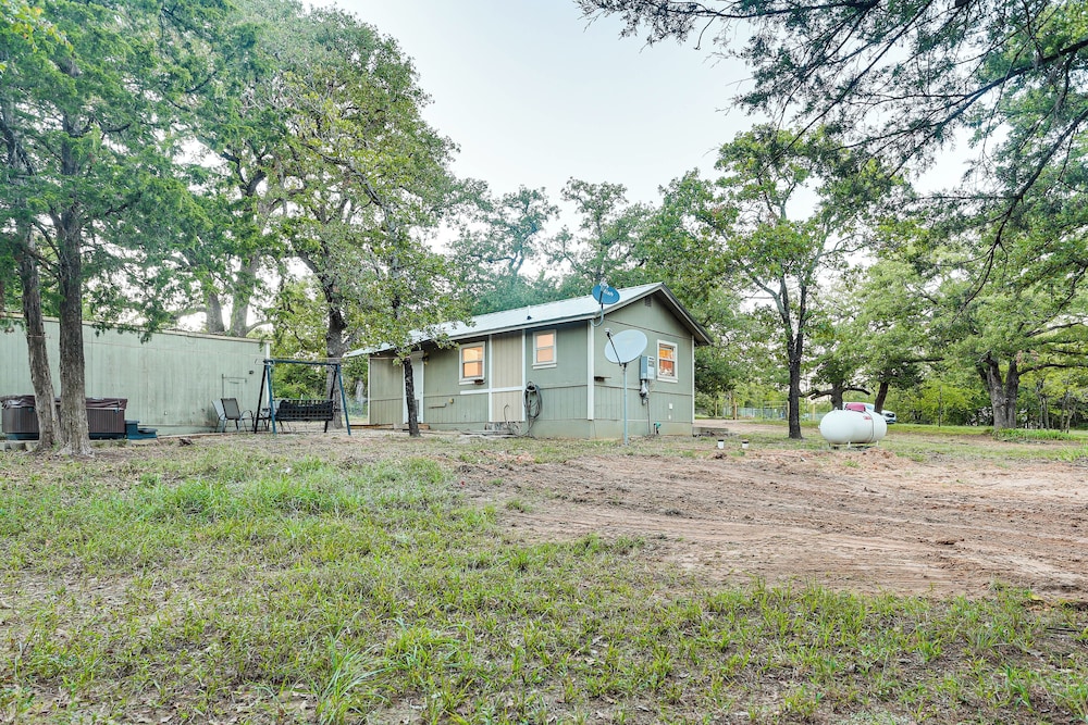 Cabin w/ Hot Tub in Valley View: Pets Welcome!