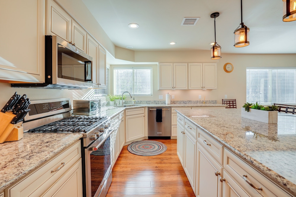 3 Mi to Downtown Prescott - Spacious Home w/ Patio