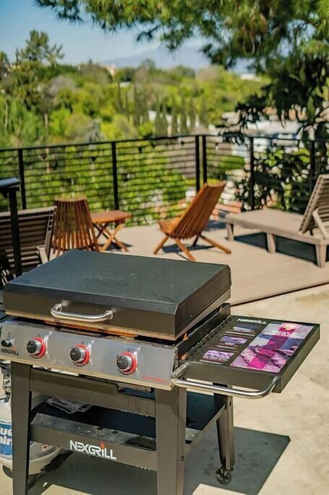 Monterey Park Retreat: Spectacular Views & Comfort