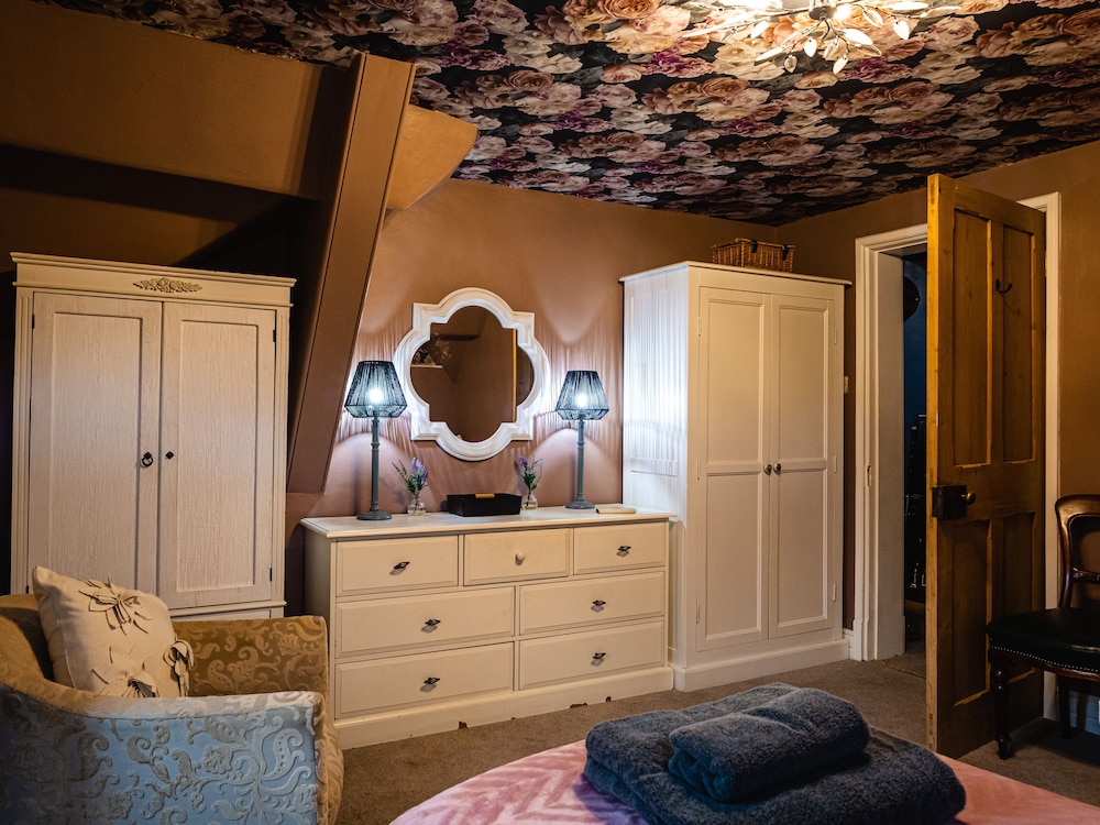 Lonsdale Villa Retreat