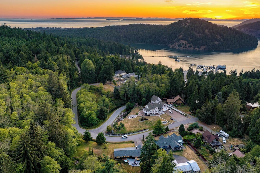 Lodge Trails, Hot Tub, Walk to Cornet Bay