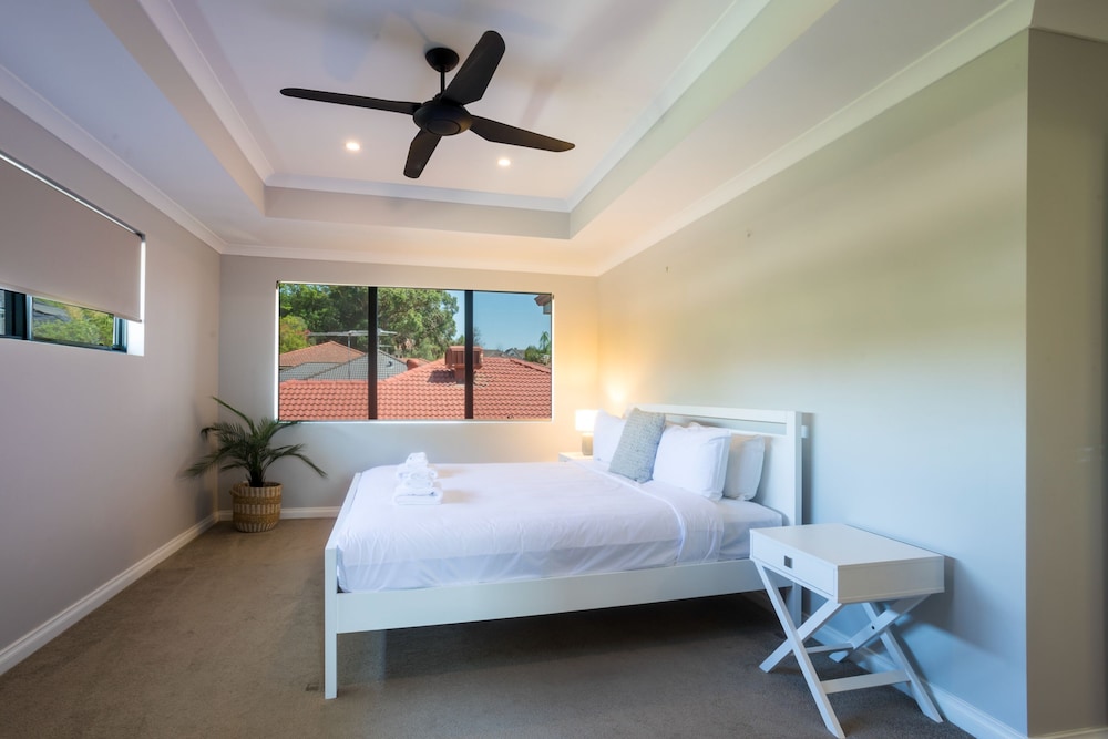 Spacious 4 Bedroom Family Home With Patio and BBQ