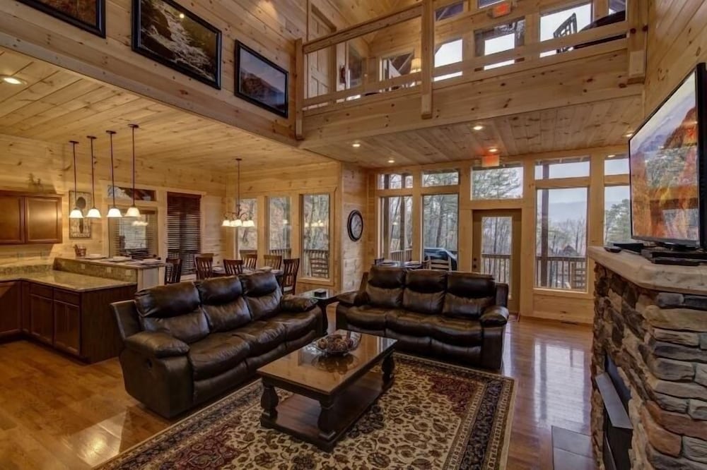 A Suitetastic View - 4 Bedrooms, 4 Baths, Sleeps 12 Home by RedAwning