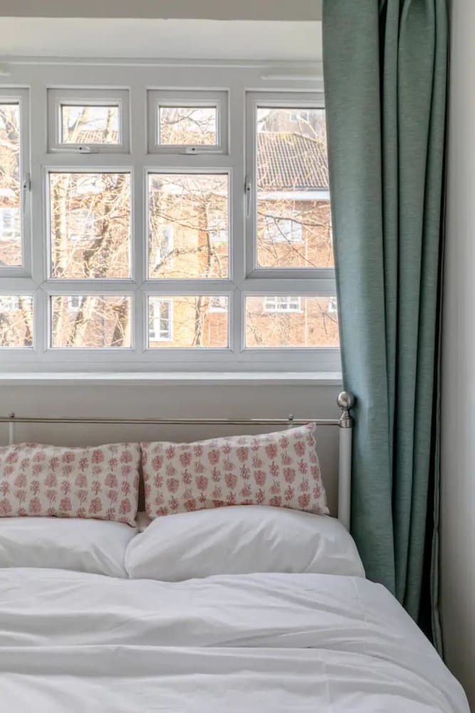 Cosy 4BD Flat W/private Balcony - Nine Elms!