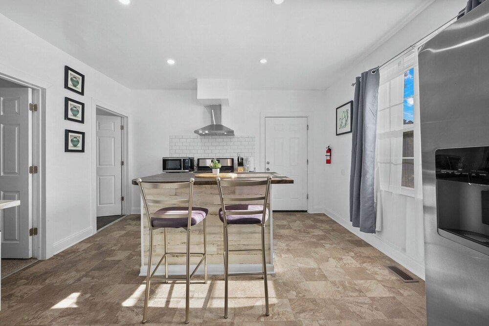 New Downtown Lux 3BR Free Parking, AC & Wi-fi