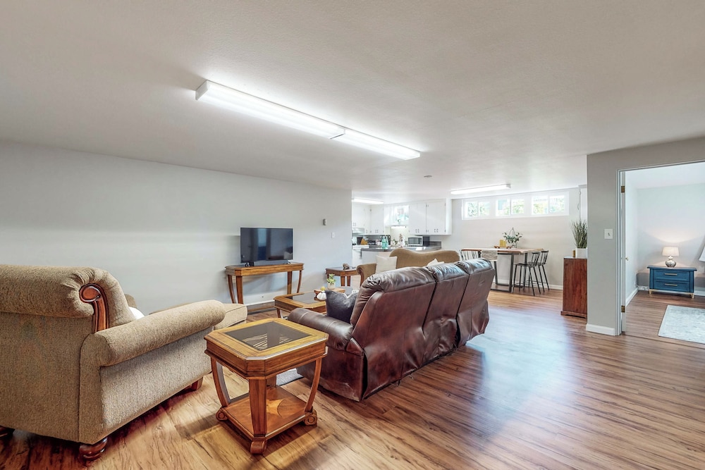 2BR Dog-friendly Duplex Close to Boise w/ W & D