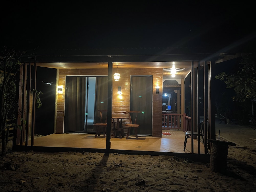 Akoya Beach Park & Cottages