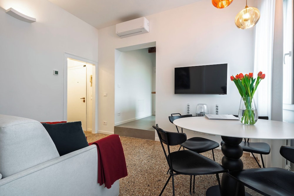 Venetian Alcove