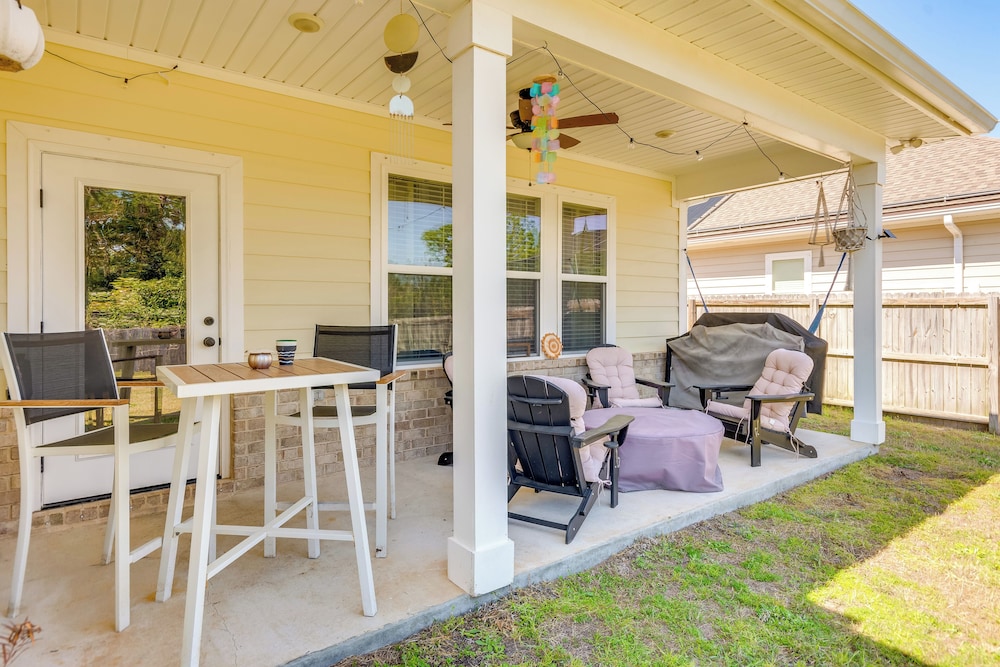 2 Mi to Beach: Bright Navarre Home w/ Fire Pit!