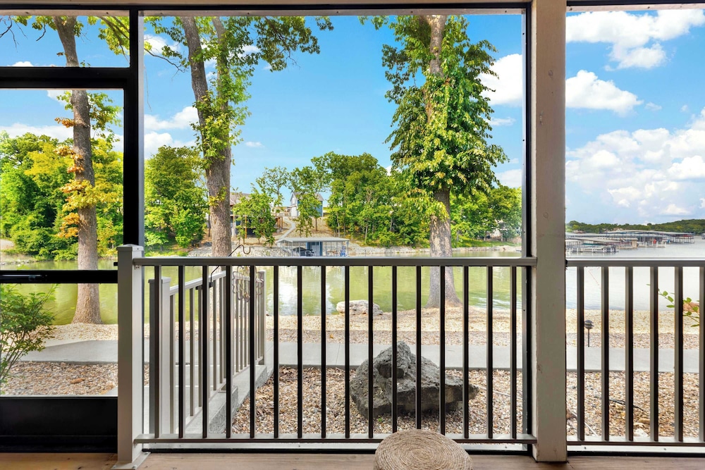 Carefree Tranquility at the Lake Waterfront Stay for 4 With Resort Amenities