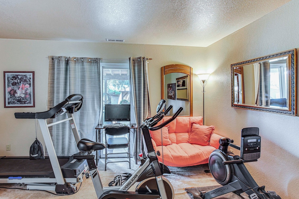 Lower-level Apt w/ Hot Tub & Sauna in Graham!