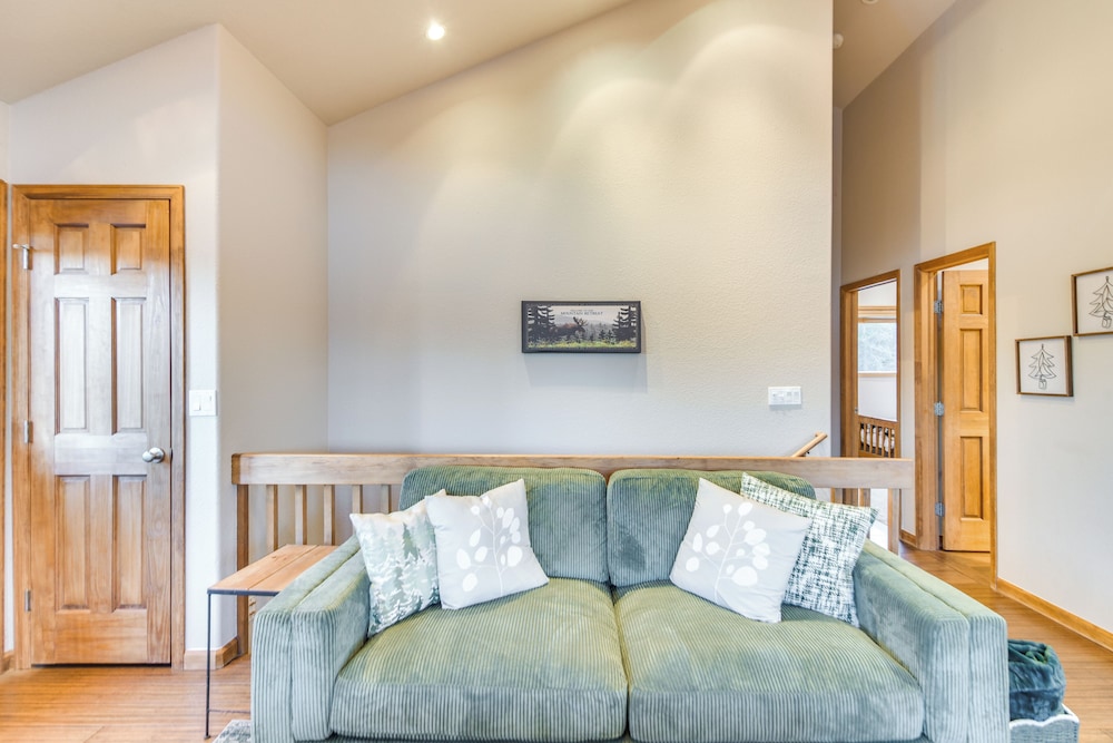 Deck + Mountain Views: Fairplay Family Escape!