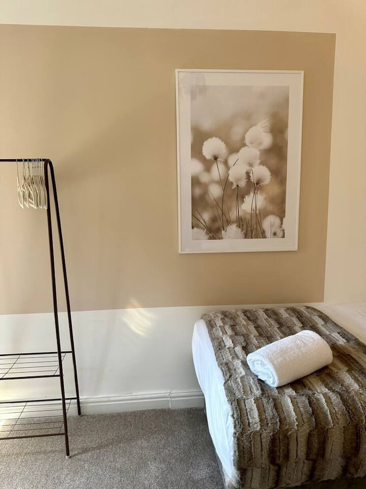 Three Bedroom Home Manchester sleeps 9 view 2
