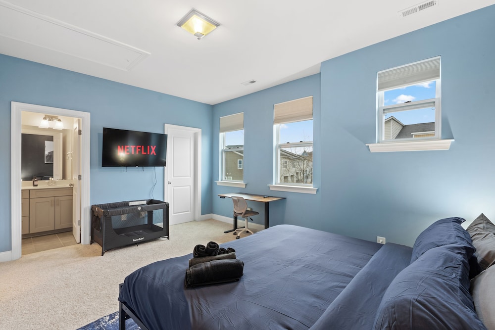 Luxe 3BR Townhouse in Camp North End