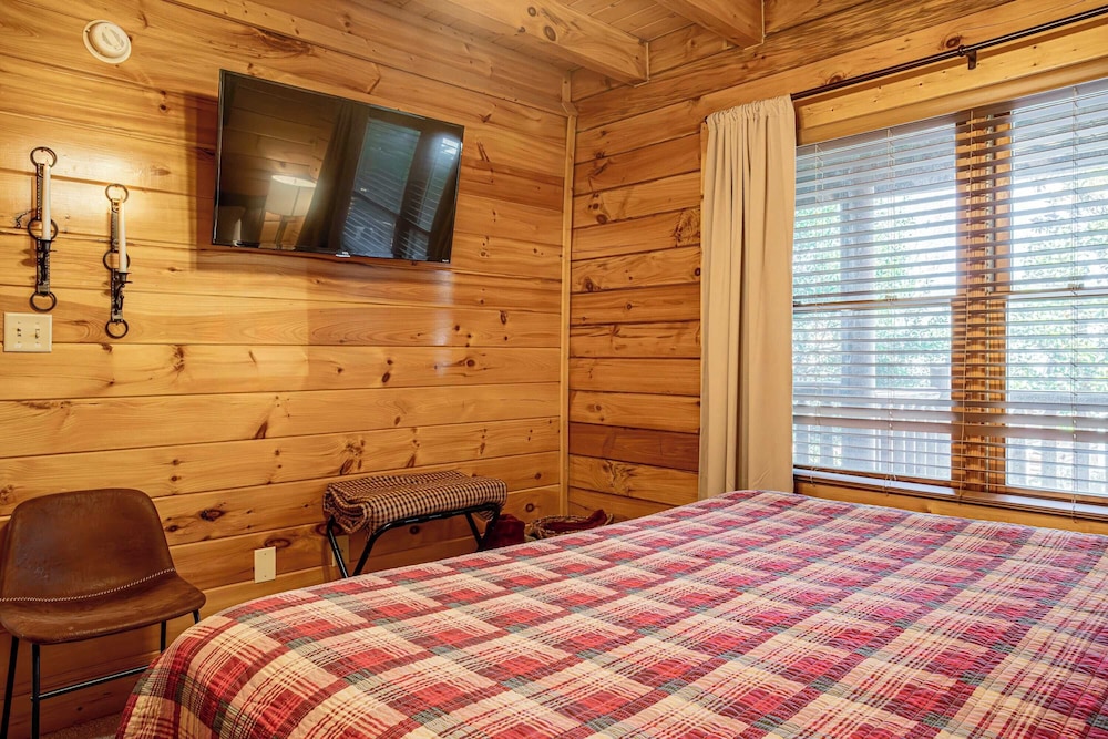 Bear Creek Way by Avantstay Hot Tub, Game Room, Air Hockey, Near Dollywood & Smoky Trails