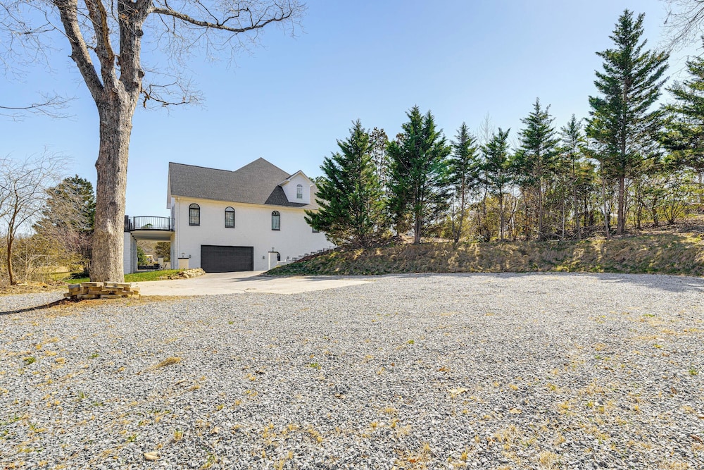 Golfer's Paradise: Meadow Lakes Manor Retreat!