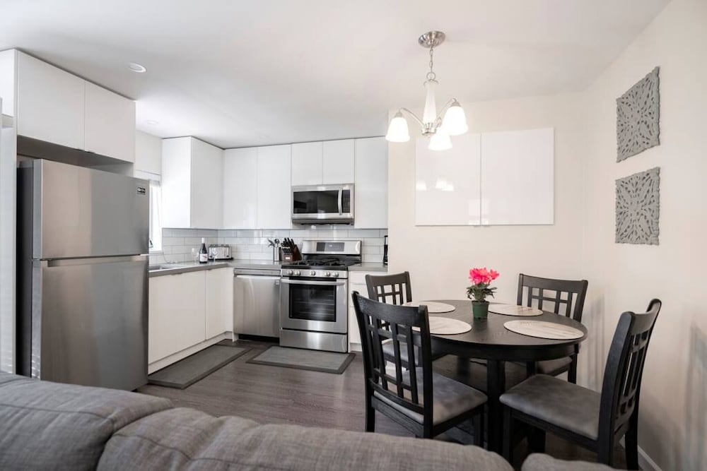 Newly Reno d 2 Bdrm Kitsilano - Centrally Located - Image 1
