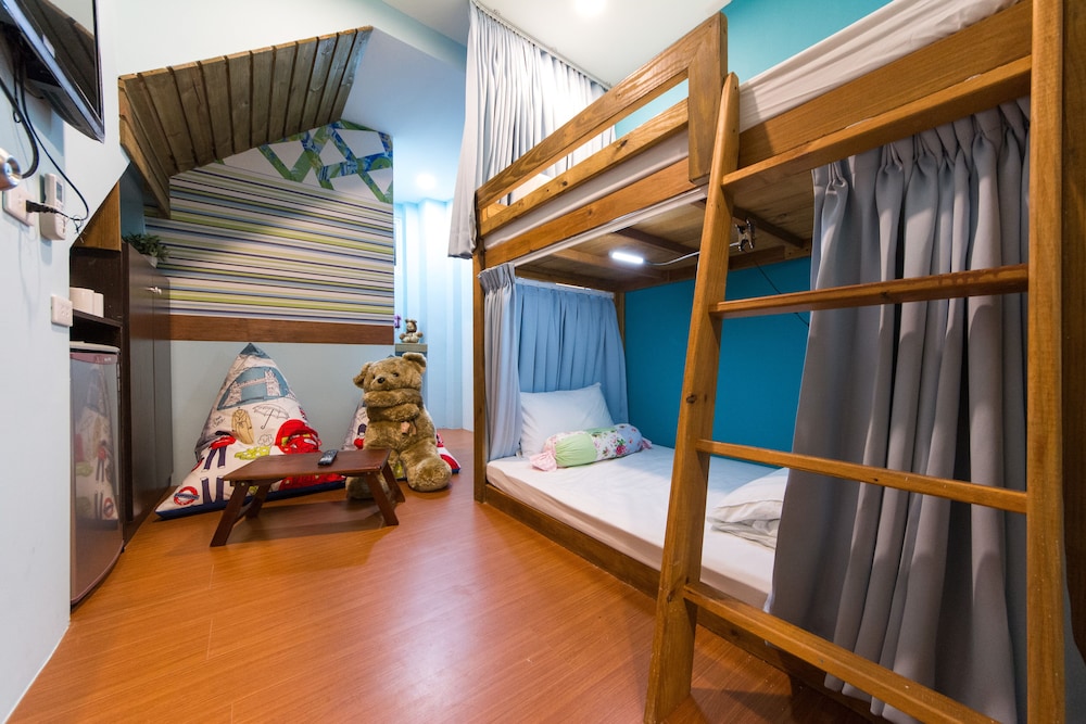 Sunrise Champs Hostel