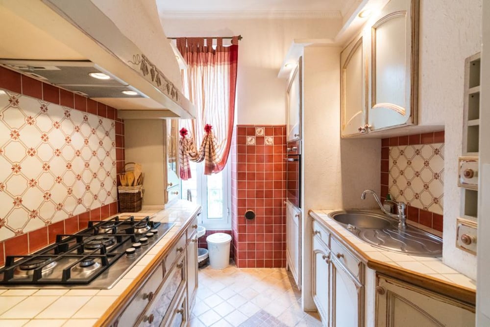 Charming 2 Bedroom apt in Central Cannes Walking Distance to Beaches Croisette and the Palais - 678