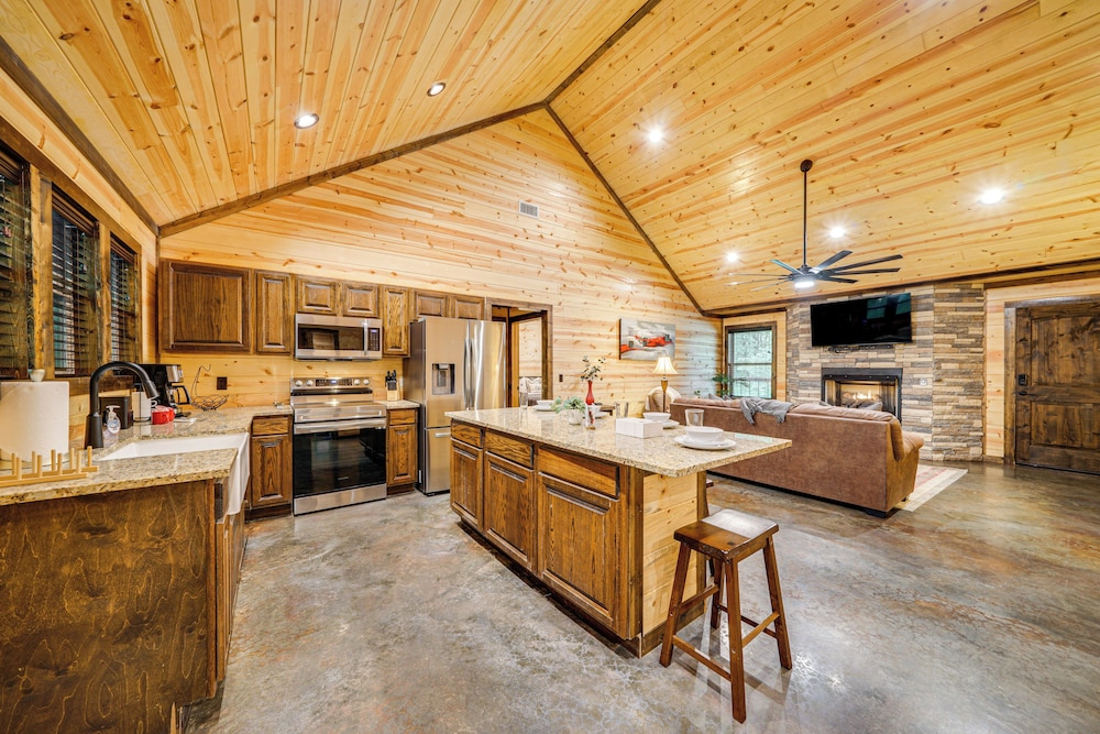 Broken Bow Cabin w/ Private Hot Tub: 14 Mi to Lake view 4