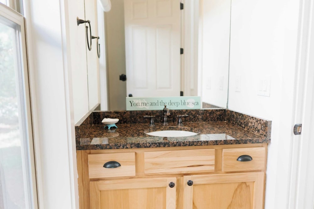 5 Mins to Beach, Shared Pool, Covered Deck, Bikes Heron Cottage by Avantstay