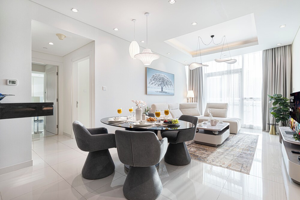 DAMAC Suites by Hostiva – Burj & Fountain
