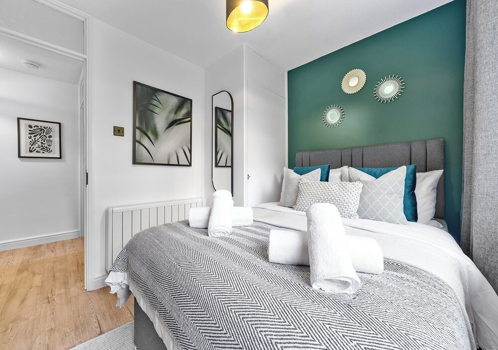 2BR Flat, Free Parking, Close to Airport & Centre