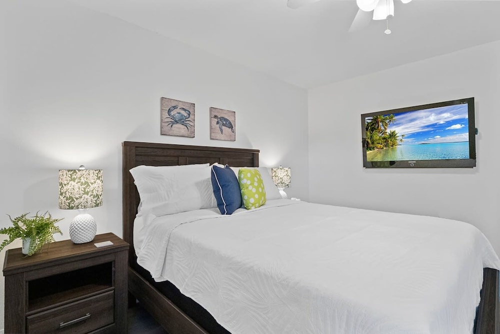 Luxury Heated Pool Home on Saltwater Canal w Tiki